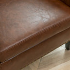 Fauteuil club en similicuir capitonné, avec clous décoratifs