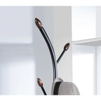Porte-manteau sur pied en métal avec accents en noyer