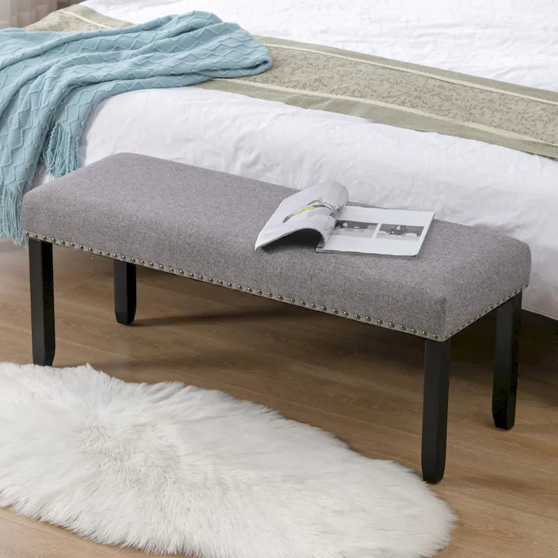Banc rembourré moderne de 112 cm avec pieds en bois et clous décoratifs