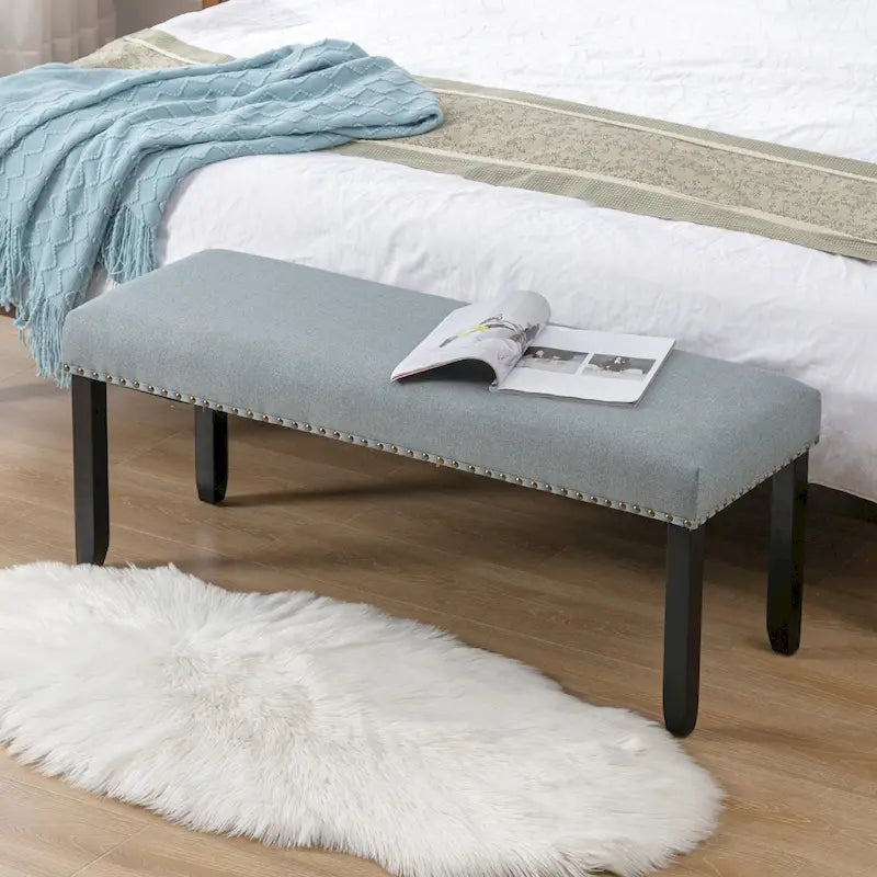 Banc rembourré moderne de 112 cm avec pieds en bois et clous décoratifs